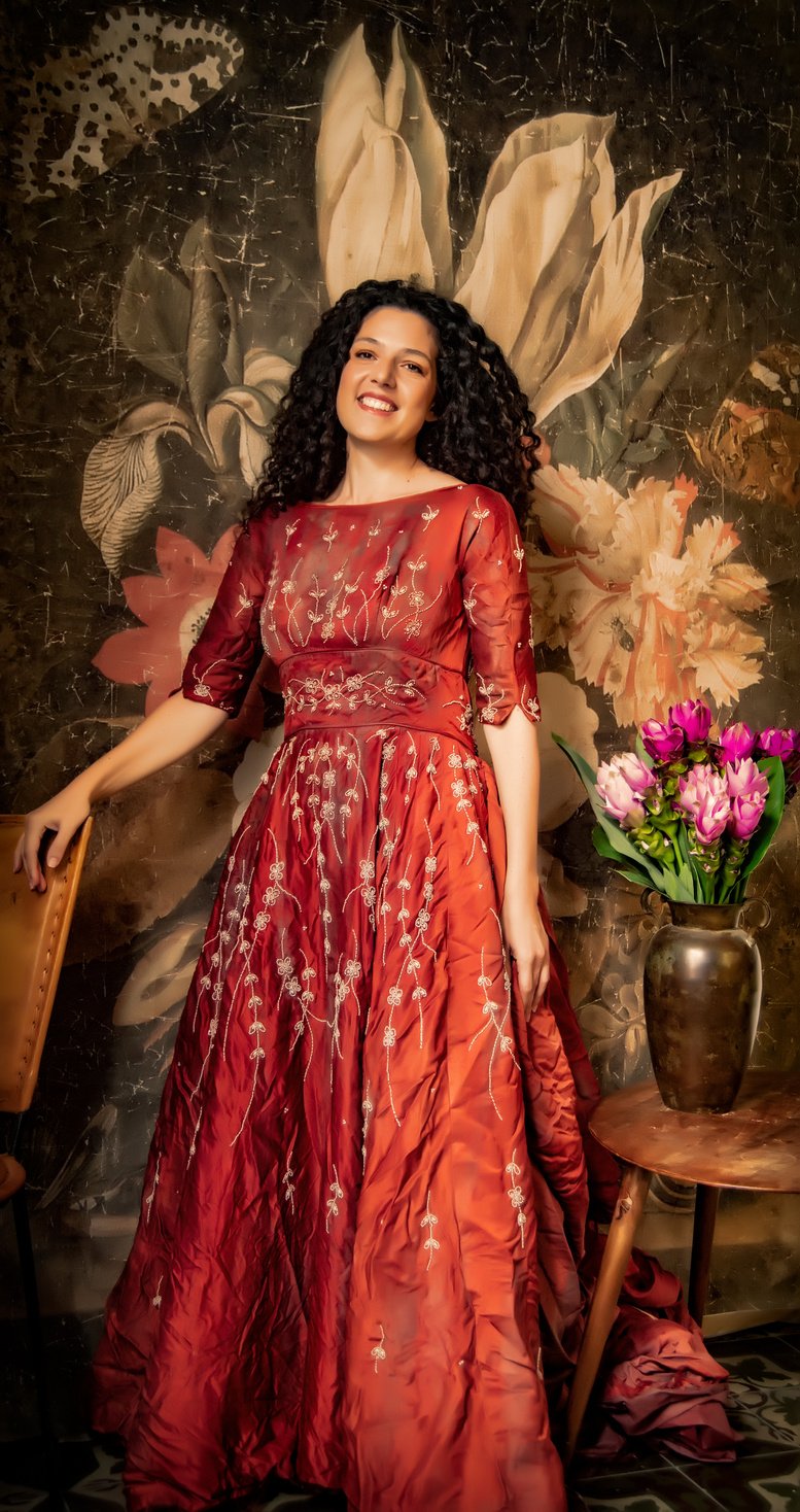 תמונה של מירב אלדן מנחת הסדנה, צולמה ע״י דורית אברמוביץ. מנחת קורס פיתוח קול שיעורי פיתוח קול מורה.